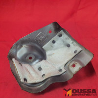 Exhaust manifold insulator