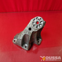Engine suspension bracket