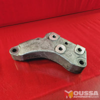 Engine console bracket